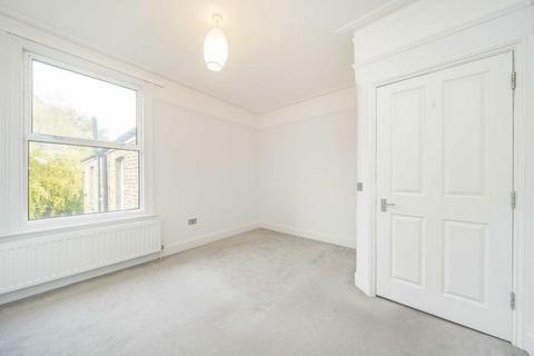3 bedroom flat to rent, Telferscot Road, London SW12