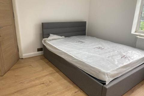 1 bedroom in a flat share to rent, Kings Drive, Wembley HA9