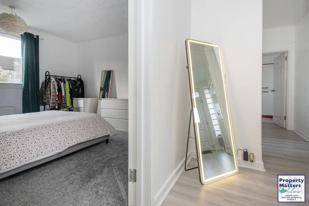 Bedroom/Hall