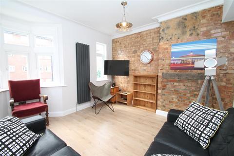 3 bedroom maisonette to rent, Tudor Way, Southgate, London N14