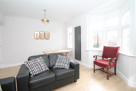 3 bedroom maisonette to rent, Tudor Way, Southgate, London N14
