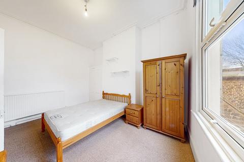 3 bedroom flat to rent, Stanley Gardens, London NW2