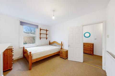 3 bedroom flat to rent, Stanley Gardens, London NW2
