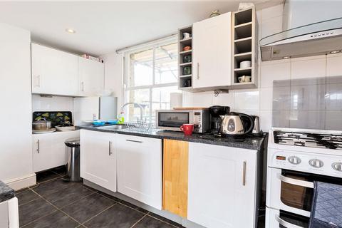 4 bedroom flat to rent, Maygrove Road, London NW6