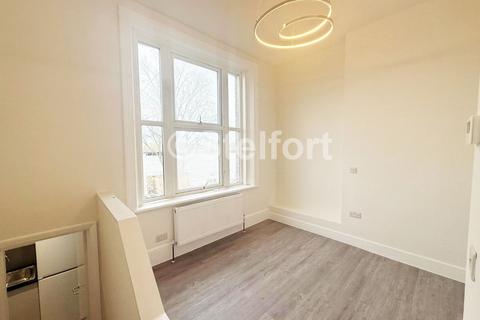 Studio to rent, Archway Road, London, N6