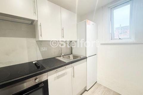 Studio to rent, Archway Road, London, N6