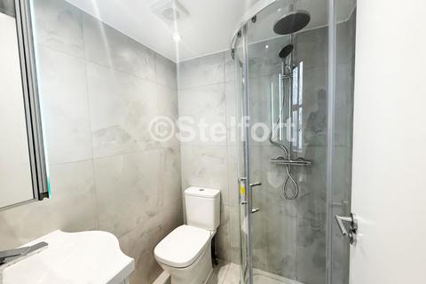 Studio to rent, Archway Road, London, N6