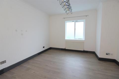 2 bedroom apartment to rent, Hillside Road, St. Albans