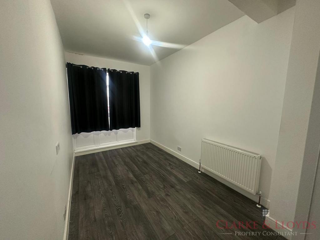 2 bed flat to rent Mile End Road, London E3