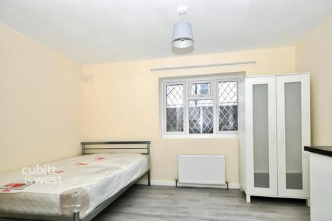 Studio to rent, Cator Crescent, New Addington CR0