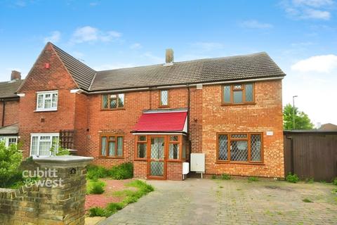 Studio to rent, Cator Crescent, New Addington CR0