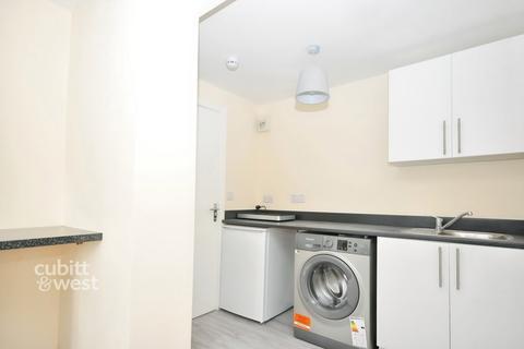 Studio to rent, Cator Crescent, New Addington CR0