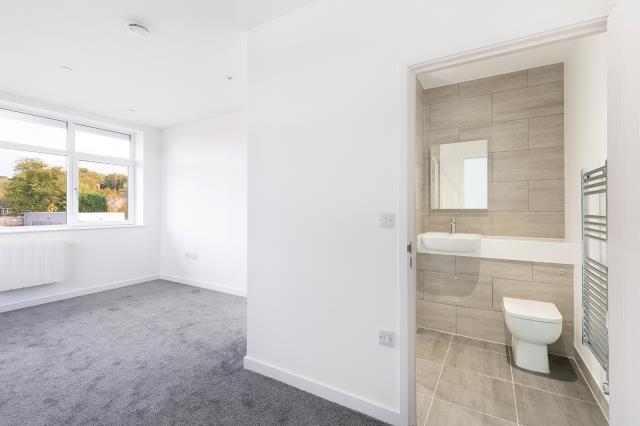 Bedroom/Bathroom