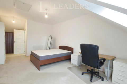 4 bedroom semi-detached house to rent, Robin Close, CV4