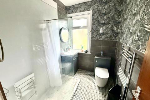 3 bedroom semi-detached house for sale, Valley Road, Thornhill, Dewsbury, WF12 0HZ