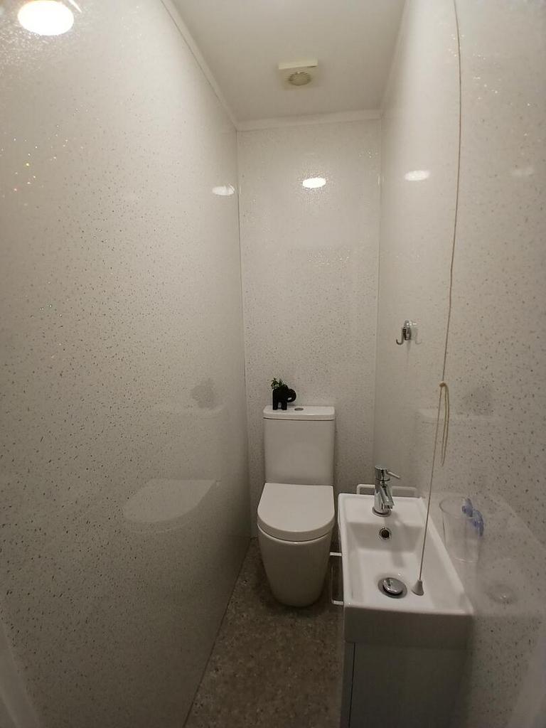 On suite toilet