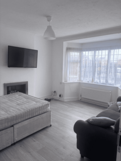 5 bedroom semi-detached house to rent, West View, Feltham, TW14