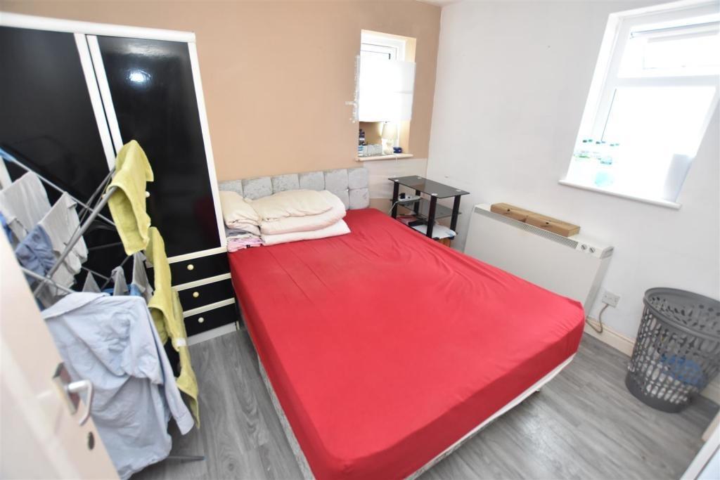 Well-presented double bedroom with a bright win...