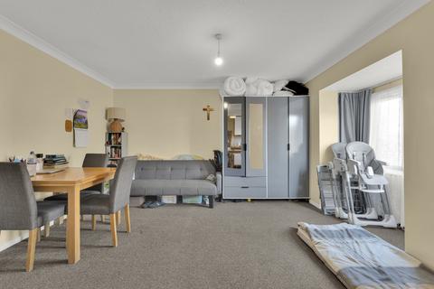 1 bedroom flat for sale, Rushdon Close, Romford RM1
