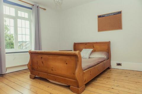 4 bedroom terraced house to rent, Denzil Road, Guildford GU2