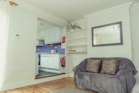 4 bedroom terraced house to rent, Denzil Road, Guildford GU2