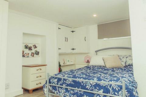 4 bedroom terraced house to rent, Denzil Road, Guildford GU2
