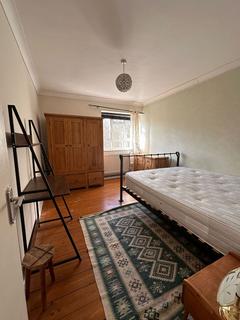 2 bedroom flat to rent, Esher Gardens, London, SW19