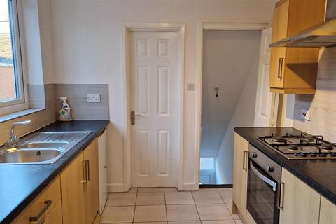 2 bedroom flat to rent, Chillingham Road, Heaton