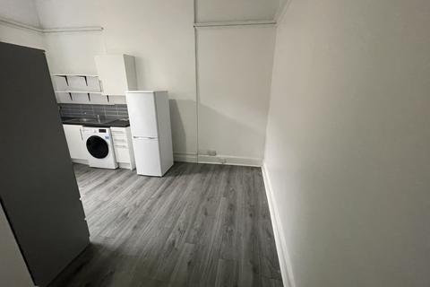 Studio to rent, Truro Road, London N22