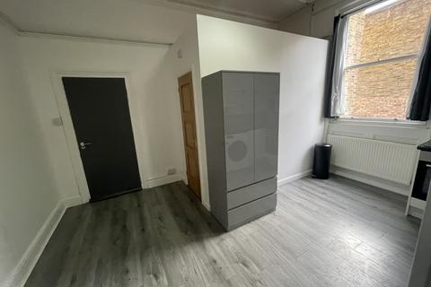 Studio to rent, Truro Road, London N22