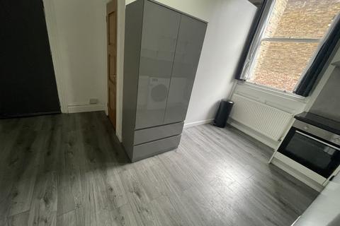 Studio to rent, Truro Road, London N22
