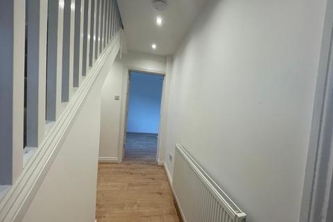 3 bedroom semi-detached house to rent, Hollywood, Birmingham B47