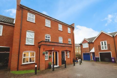4 bedroom semi-detached house for sale, Mendip Way, Stevenage