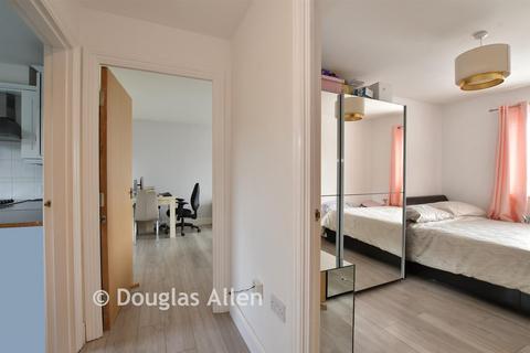 1 bedroom flat for sale, Warwick Close, Hornchurch RM11