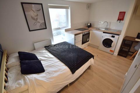 Studio to rent, Connaught Road, Reading