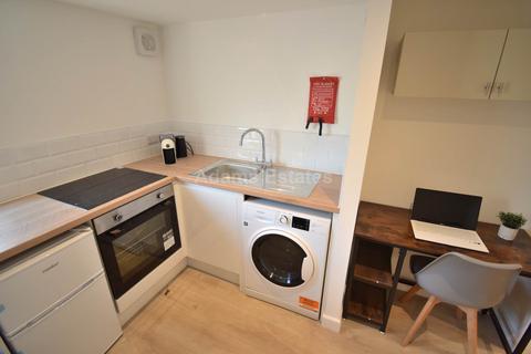 Studio to rent, Connaught Road, Reading