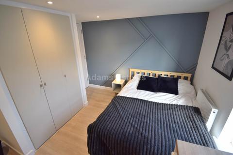 Studio to rent, Connaught Road, Reading