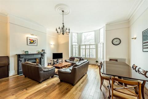 2 bedroom flat to rent, College Crescent, London, NW3