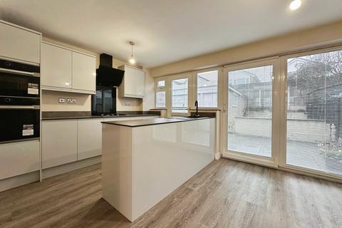 3 bedroom detached house to rent, Arncliffe Crescent, Leeds LS27