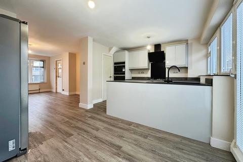 3 bedroom detached house to rent, Arncliffe Crescent, Leeds LS27
