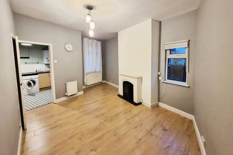 2 bedroom end of terrace house to rent, Woodland Avenue, Greater Manchester M18
