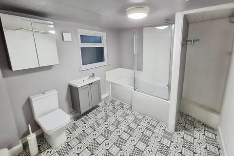 2 bedroom end of terrace house to rent, Woodland Avenue, Greater Manchester M18