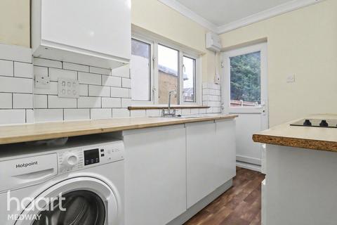 2 bedroom terraced house to rent, Luton Road, Chatham