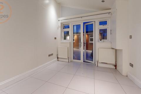 Studio to rent, Farewell Place, Mitcham, Surrey