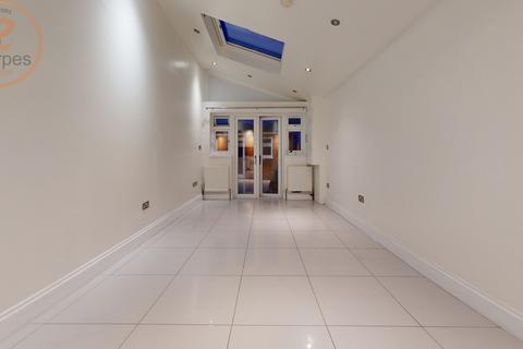 Studio to rent, Farewell Place, Mitcham, Surrey