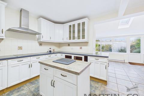 5 bedroom detached house to rent, Marine Parade West, Lee-On-The-Solent