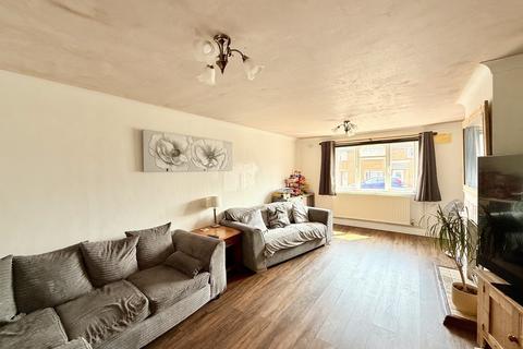 3 bedroom semi-detached house to rent, Calshot Close, Calshot, Southampton