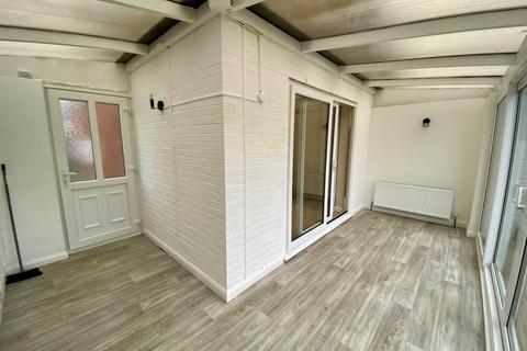 2 bedroom semi-detached house to rent, Wivelden Avenue, Stourport-on-Severn