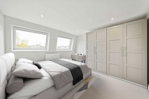 3 bedroom flat for sale, Oberstein Road, London SW11