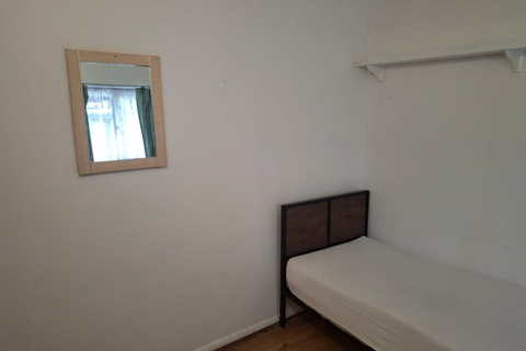 1 bedroom in a house share to rent, Allenby Road, Southall UB1